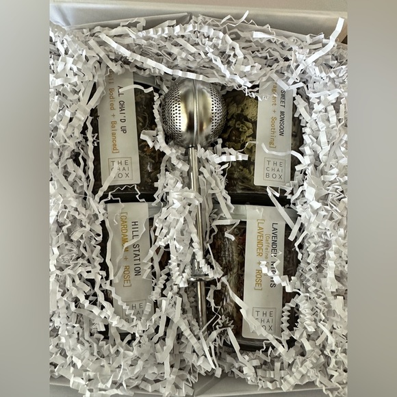 🫖NIB🫖 THE CHAI BOX The Chai Lover’s Gift Set Hand Blended Teas + Tea Infuser - Picture 5 of 6